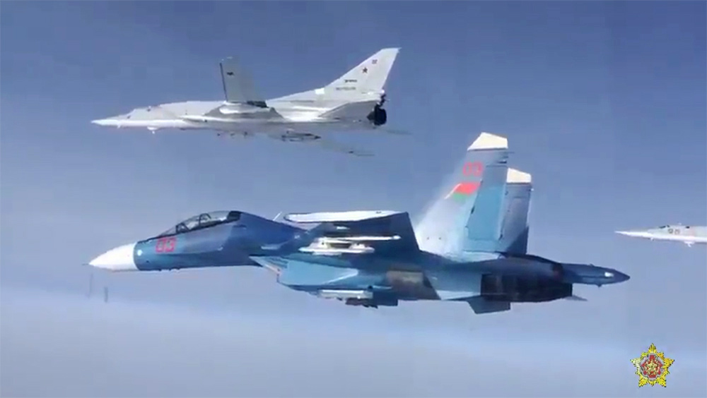 Ту-22М3 ВКС России и Су-30СМ ВВС Белоруссии во время патрулирования 