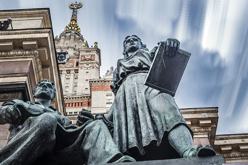 Статуи у главного здания МГУ