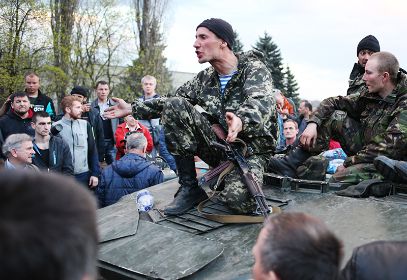 Украинские военные и жители Донбасса