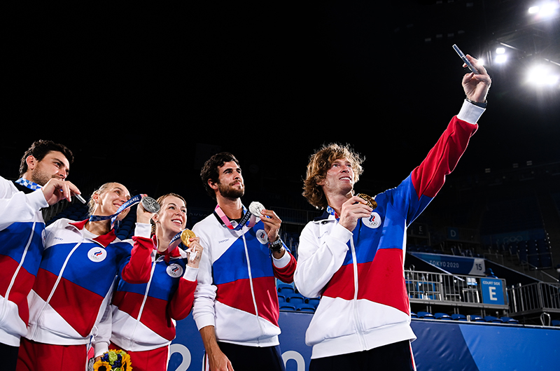 Члены сборной России на церемонии награждения на Олимпийских играх в Токио