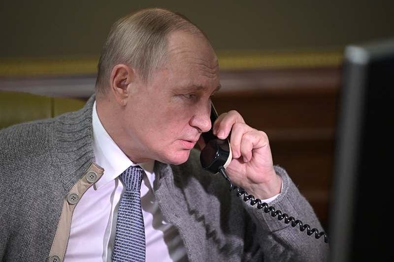 Владимир Путин во время общения по телефону с участниками акции "Елка желаний"