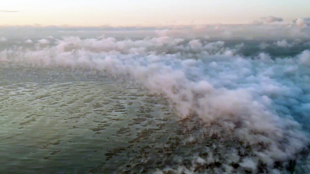 Туман над морем и портом Корсакова на Сахалине  