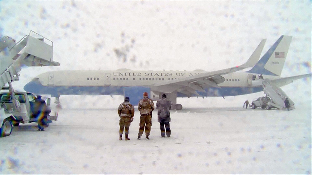 Самолет президента США во время снегопада