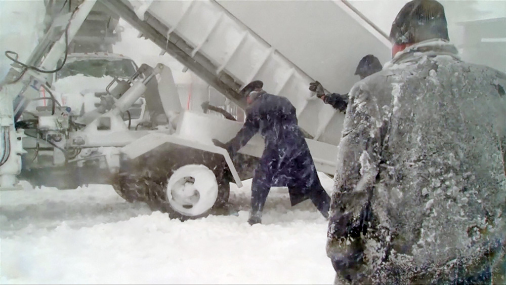 Самолет президента США во время снегопада