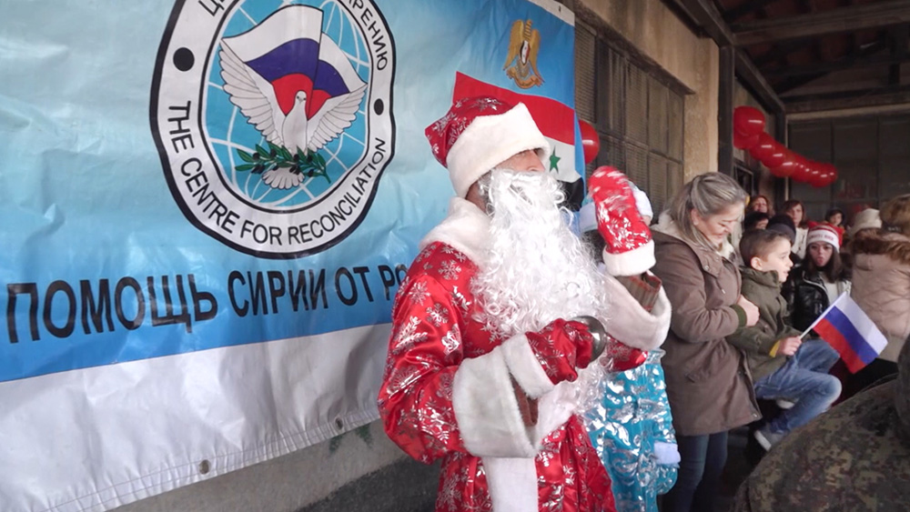 Российские военные подготовили новогодние акции для детей Сирии