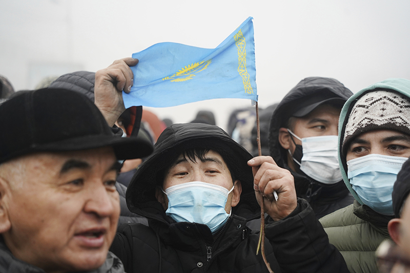 Митингующие в Казахстане