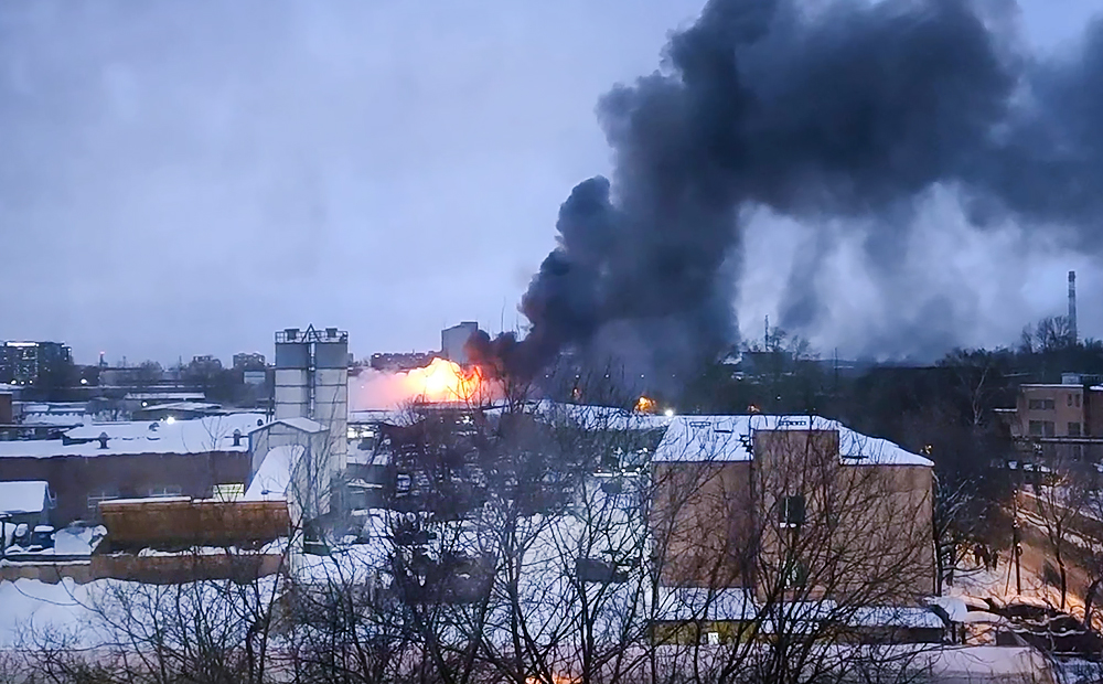 В родниках горит склад. Пожар в Химках 7 января 2022. В Химках сгорел склад. Пожар в Химках сейчас. Пожар в Химках вчера.