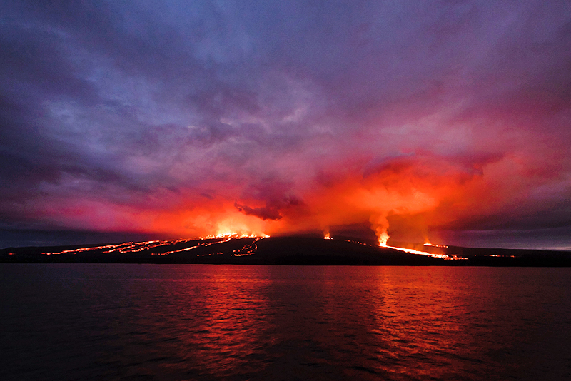 Извержение вулкана на Галапагосских островах
