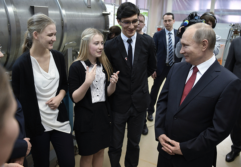 Владимир Путин во время встречи со студентами