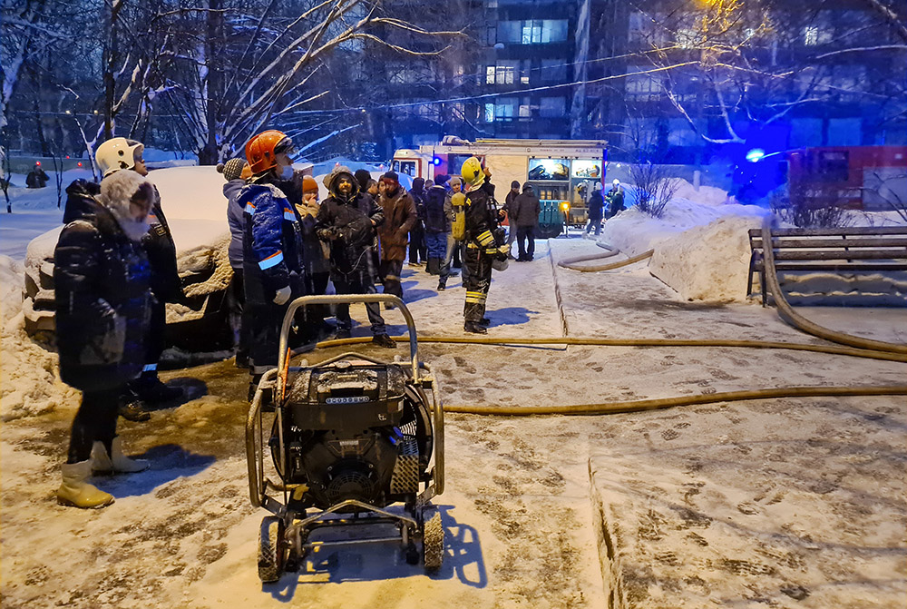 Пожарные расчеты на месте возгорания в жилом доме на юге Москвы