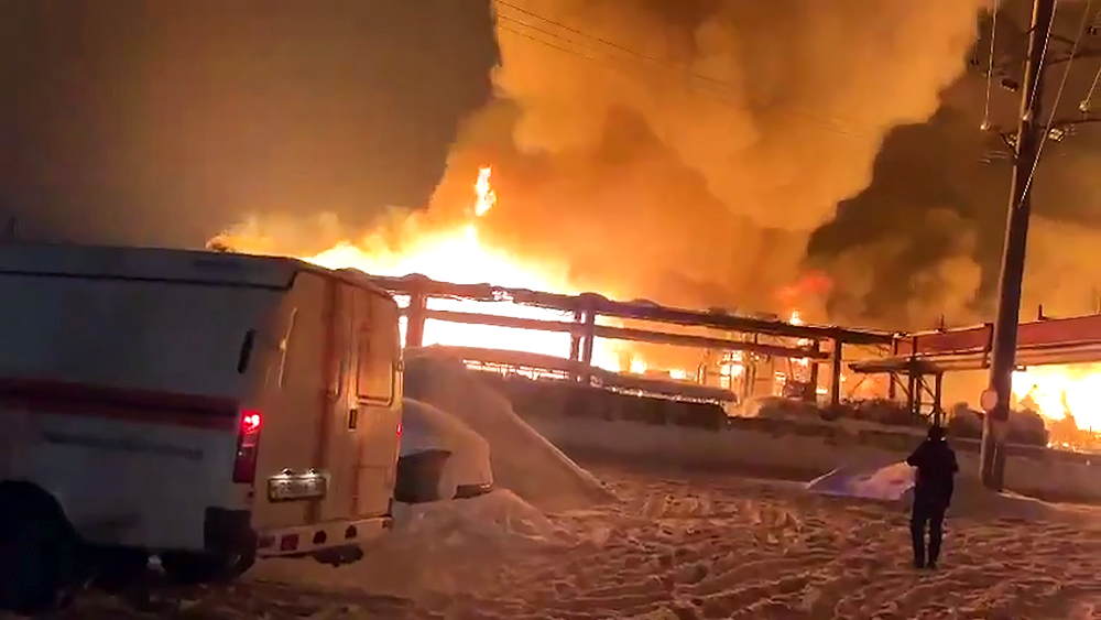 Мебельный сгорел. Пожар во Фрязино сейчас 2022. Пожар во Фрязино на фабрике. Пожар на окружной Фрязино. Пожар во Фрязино сейчас.