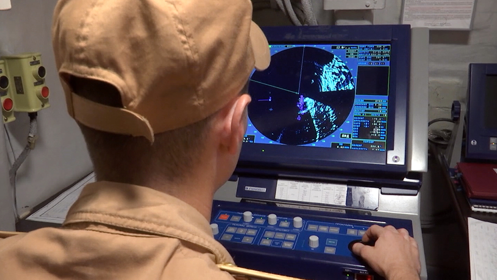 Моряк ВМФ России наблюдает за радаром