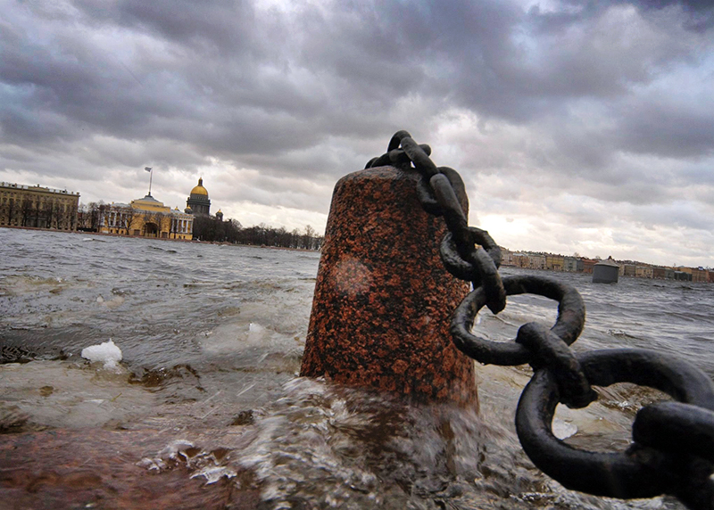 Закрыть питер. Наводнение в Санкт-Петербурге. Питер под угрозой наводнения. Нева наводнение. Наводнение СПБ 2007.