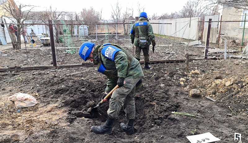 Представители СЦКК ЛНР фиксируют последствия обстрелов в городе Александровск