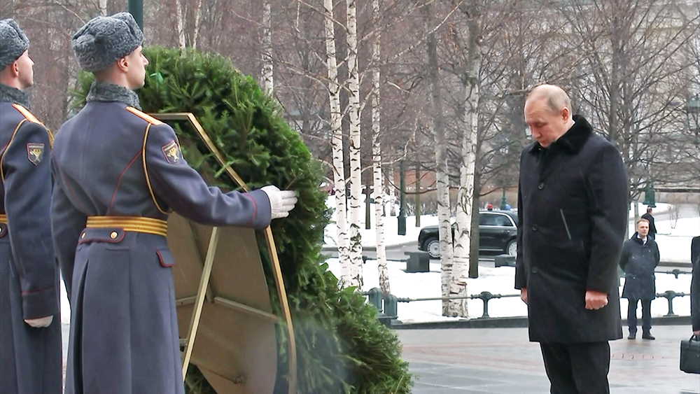 Почти память. Путин возлагает венок на могилу неизвестного солдата 2022. Путин возлагает цветы к могиле неизвестного солдата. Путин возложение венков. Возложение цветов к могиле неизвестного солдата.