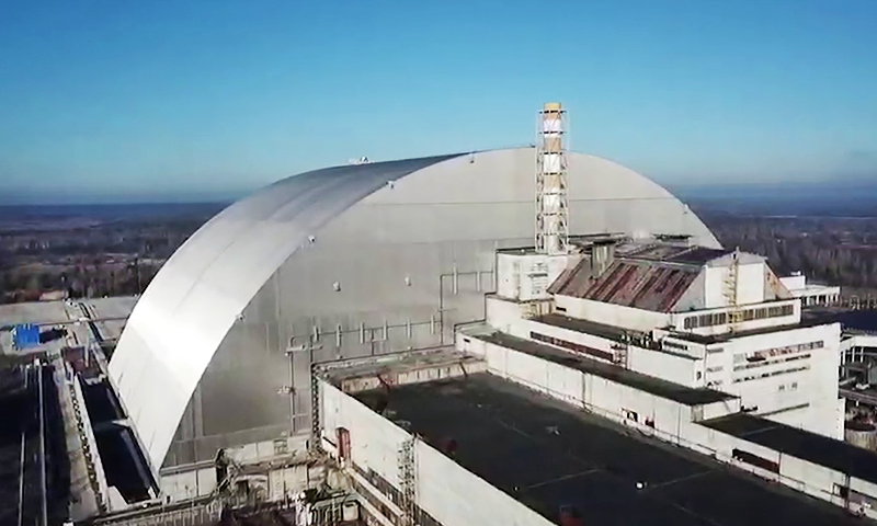 Вид на саркофаг четвертого энергоблока Чернобыльской АЭС