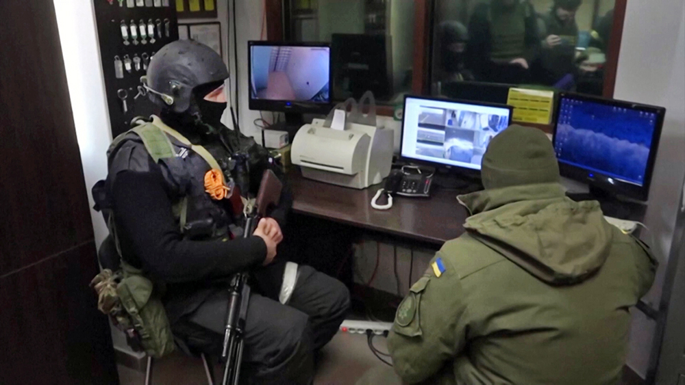 Военнослужащий ВС РФ и военнослужащий Украины во время дежурства на Чернобыльской АЭС