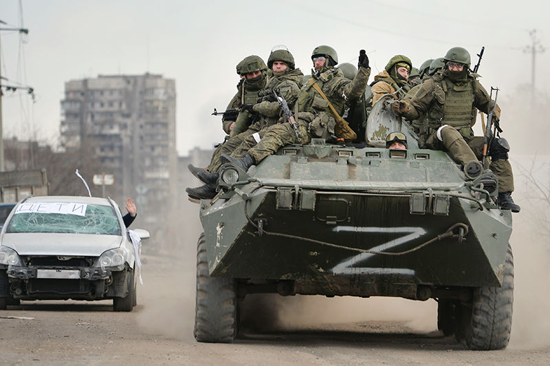 Военнослужащие национальной армии ДНР на улице Мариуполя