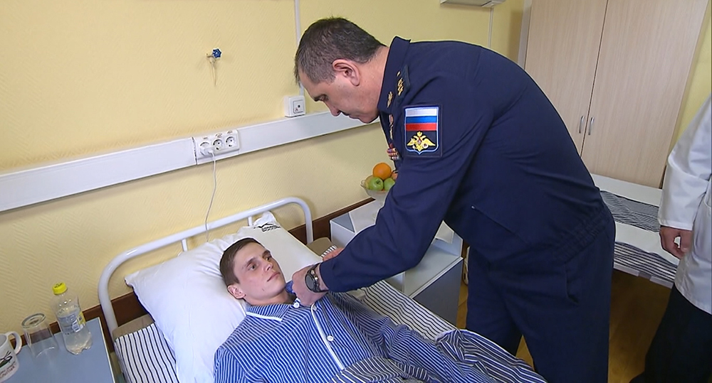 Что соколов узнал находясь в госпитале. Раненые в военном госпитале. Раненые бойцы в госпитале Вишневского. Российские военные в госпитале.
