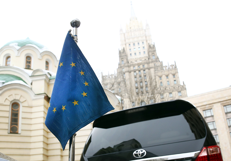 Флаг Евросоюза на фоне здания МИД России