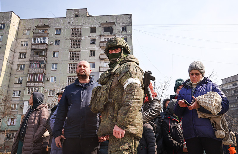 Жители во время раздачи гуманитарной помощи