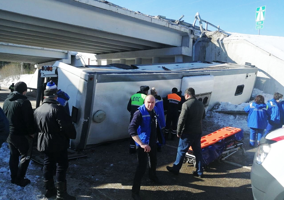 Новости 15.04 24. В Подмосковье автобус упал с эстакады. Авария в Подмосковье с автобусом.