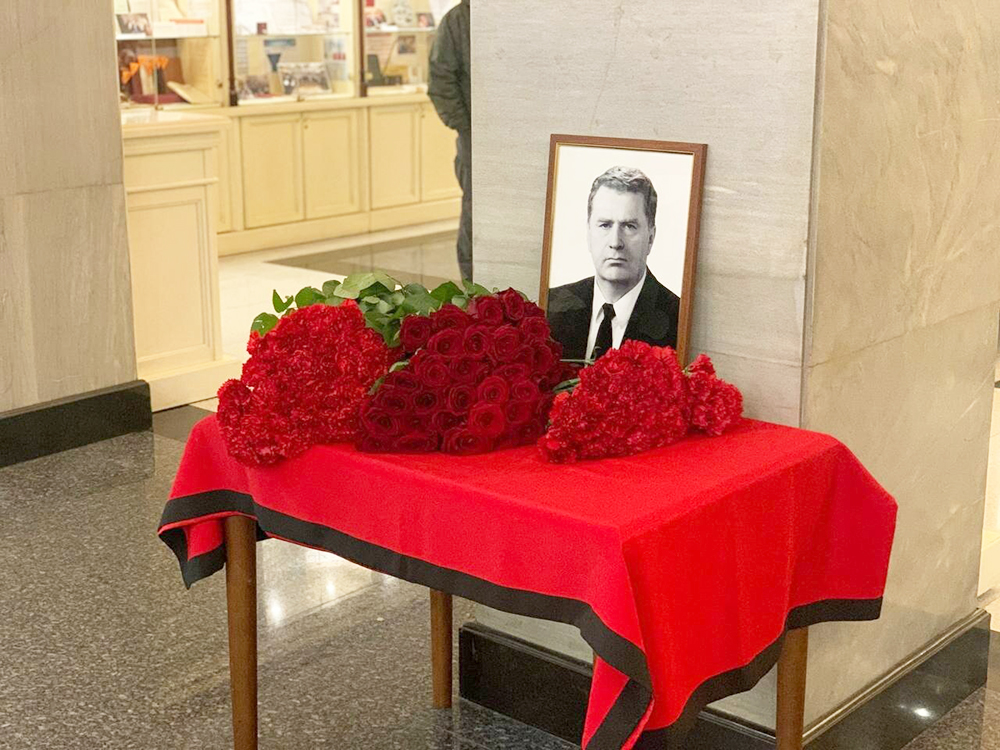 Цветы в память о лидере ЛДПР Владимире Жириновском