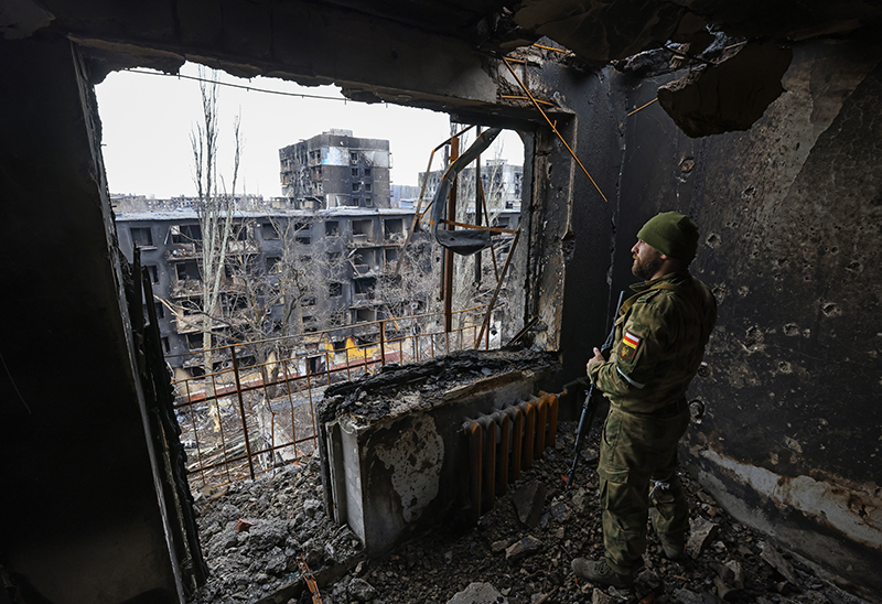 Мариуполь. Участник добровольческого отряда из Южной Осетии в разрушенном доме
