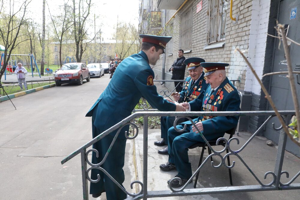 Акция "Парад идет к ветерану" в Москве