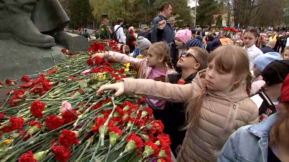 Дети возлагают цветы к мемориалу