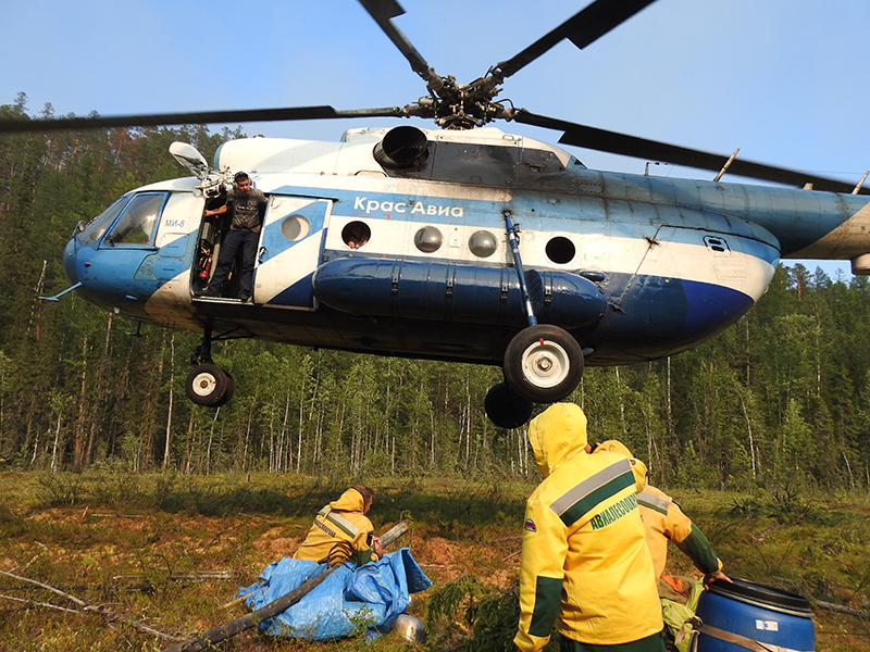 Сотрудники ФБУ "Авиалесоохрана" во время тушения лесного пожара