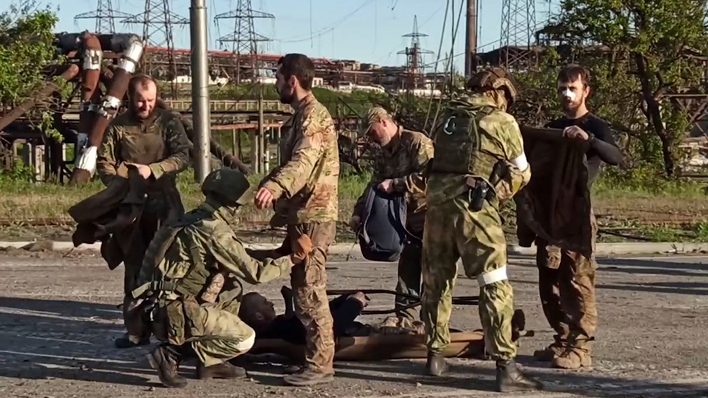 Сдача в плен боевиков с "Азовстали"  