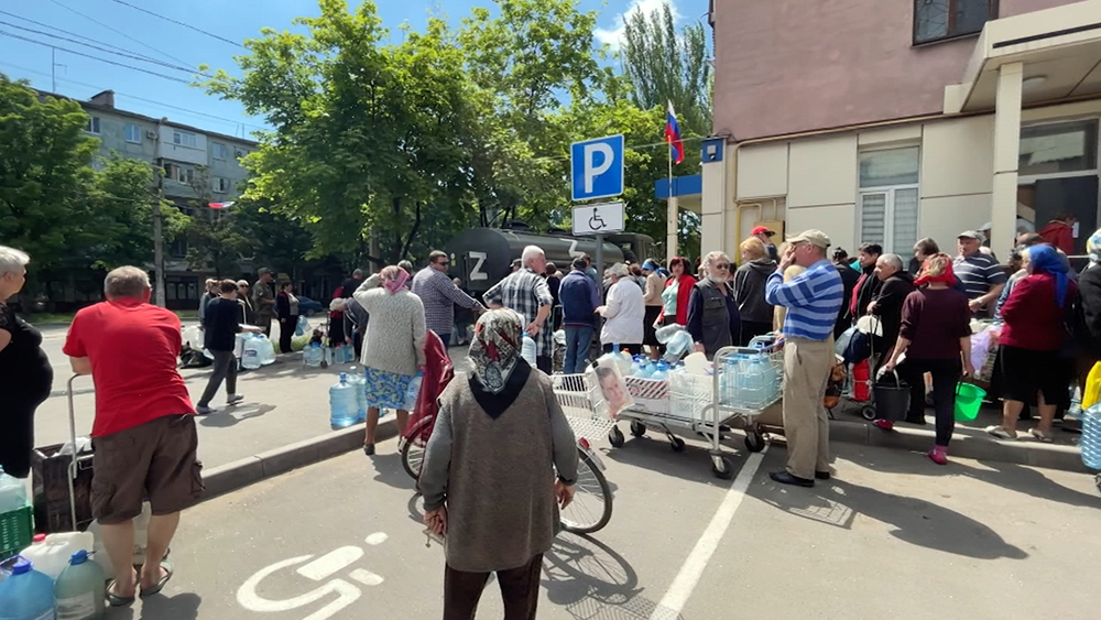 Раздача гуманитарной помощи