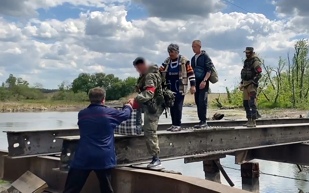 Бойцы Народной милиции помогают жителям на переправе