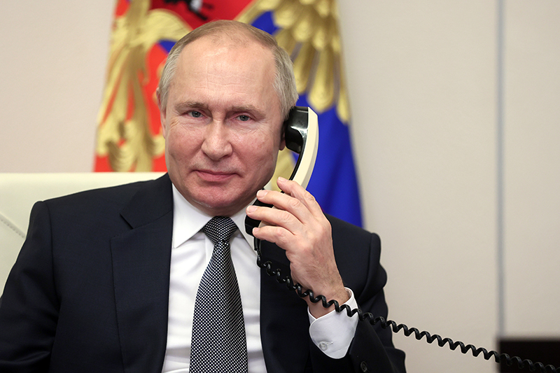 Владимир Путин общается по телефону
