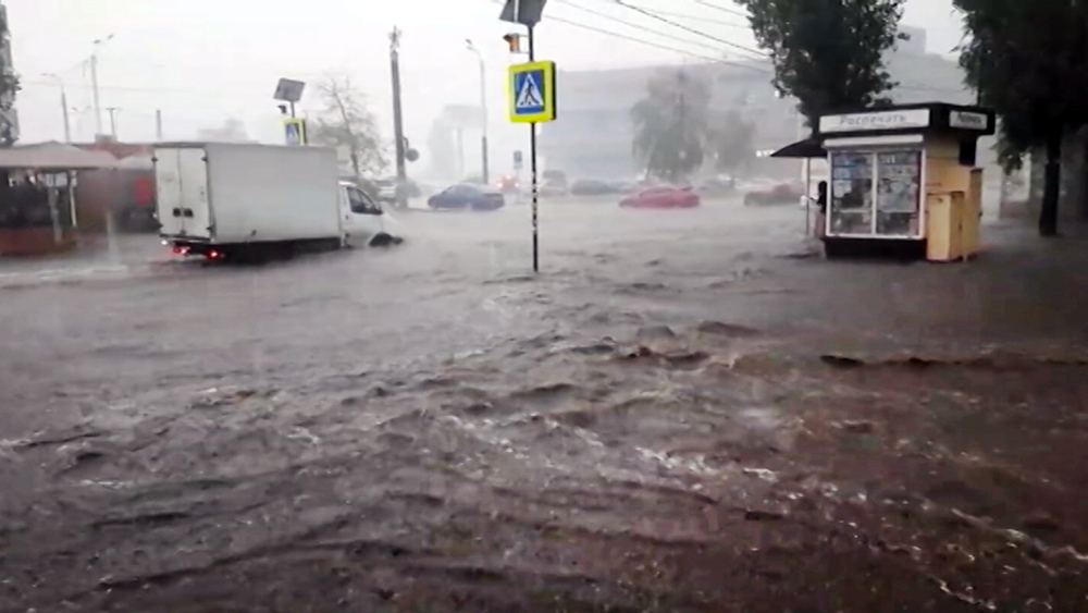 динамо воронеж затопило. ливень воронеже. ливень воронеже. воронеж потоп 13. сильный дождь.