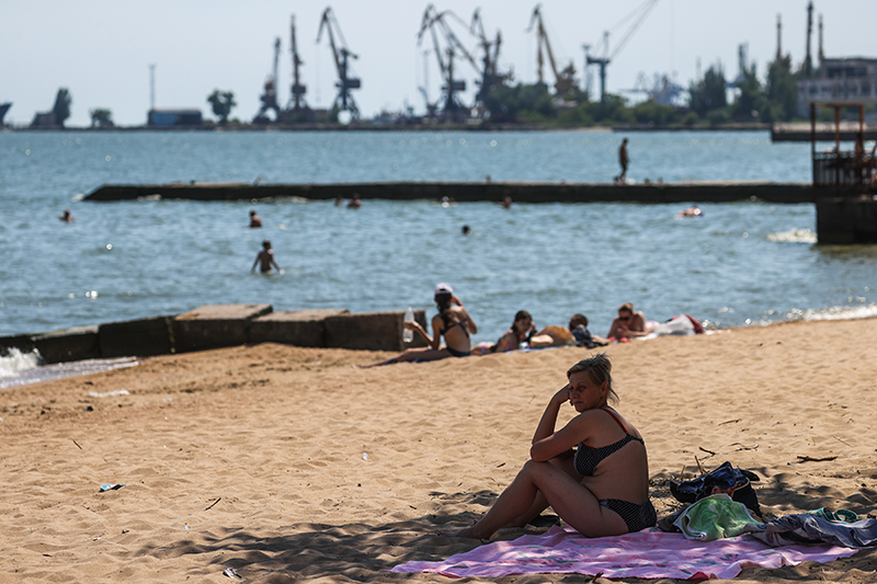 Мариуполь. Женщина во время отдыха на городском пляже