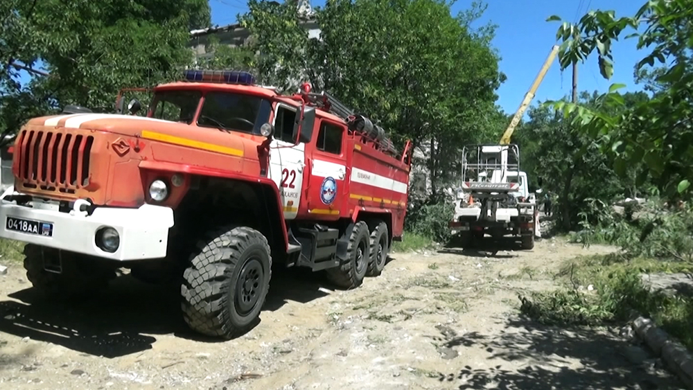 Пожарные на месте обстрела со стороны ВСУ