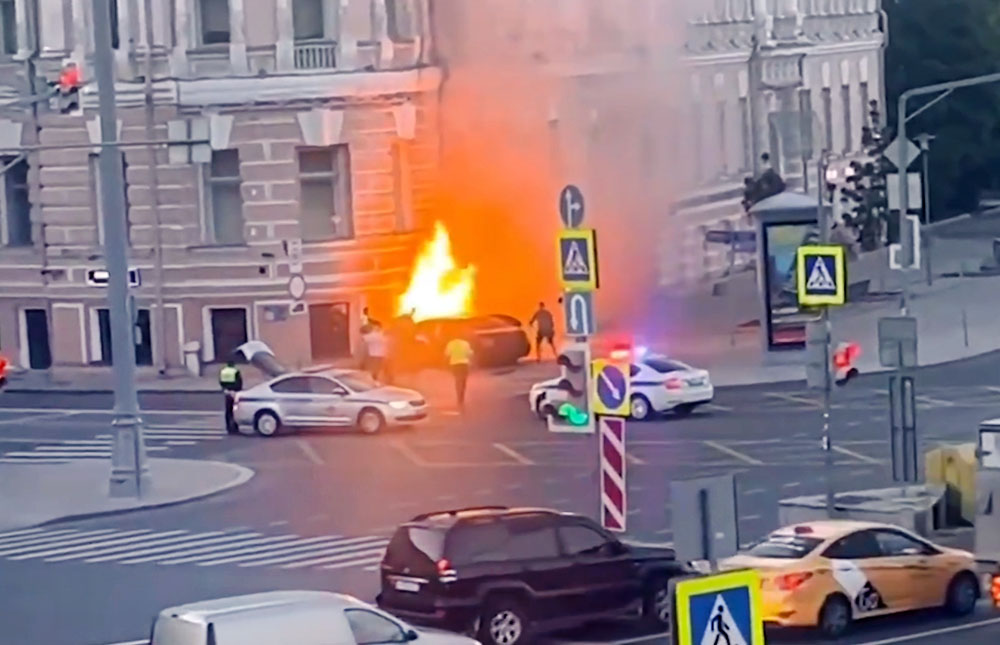 Куда попали в москве. ДТП на Зубовском бульваре в Москве. ДТП на Зубовском бульваре 24 июня 2022. ДТП С Мерседесом Москва Зубовский бульвар. Авария на Зубовском бульваре 24 июня.