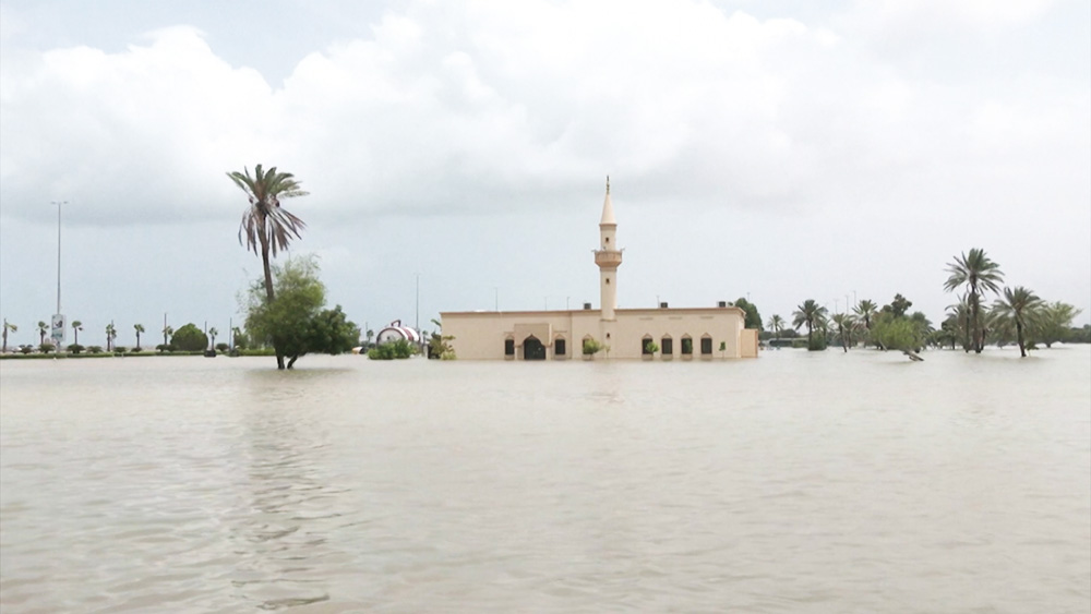 Наводнение в арабских эмиратах. Наводнение в ОАЭ. ОАЭ потоп. Наводнение в Эмиратах. Наводнение в пустыне ОАЭ.