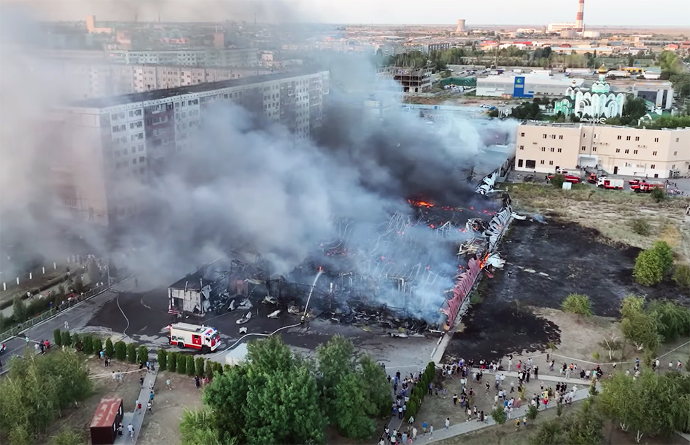 Троя горит. Здание горит. Сгорел рынок Волжский. Пожар на рынке в Волжском.