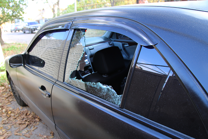 Выбитое стекло в автомобиле