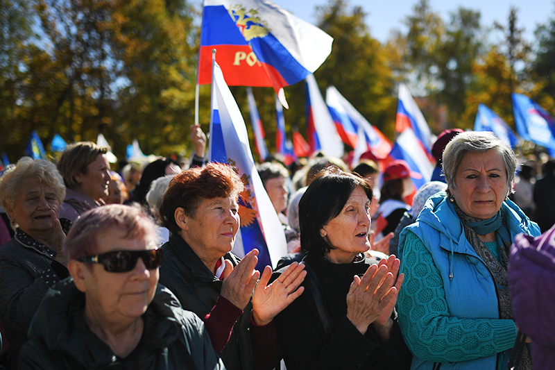 Люди с Российскими флагами