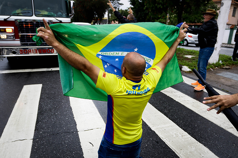 В Бразилии автомобиль въехал в толпу сторонников Жаира Болсонару ...