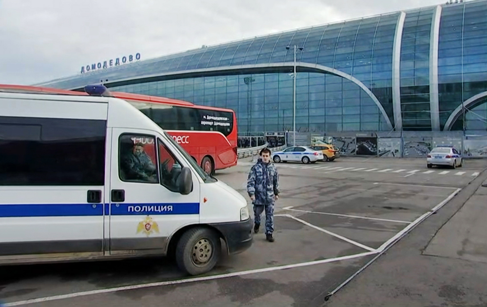 Нападение на аэропорт. Полиция аэропорта Домодедово. Аэропорт Домодедово - полицейский.. Аэропорт Домодедово саб. Коллекция машин в аэропорту Домодедово.