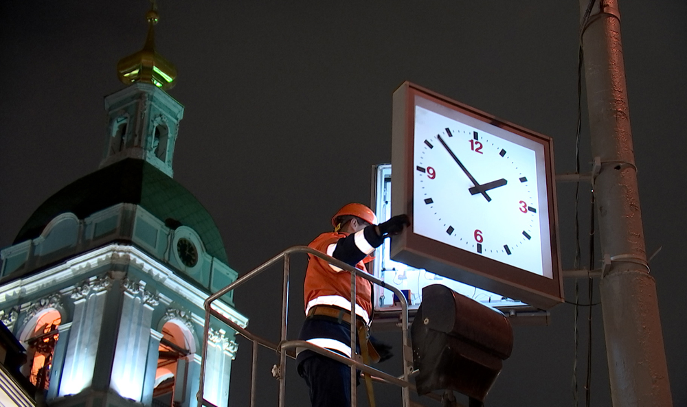 16 30 на часах со стрелками. Переход на московское время. Московские часы. Переход на московское время. Переход на московское время.