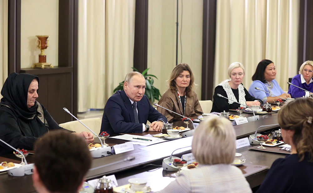  Владимир Путин во время встречи в преддверии Дня матери  