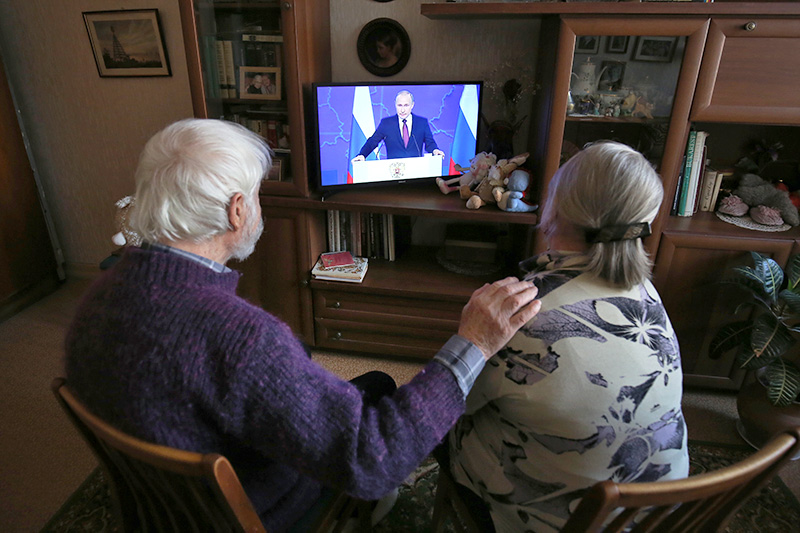 Люди смотрят телетрансляцию Владимира Путина