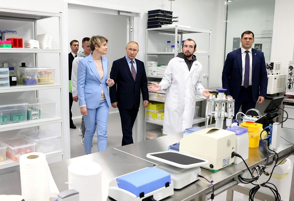 Владимир Путин в лабораторном комплексе университета "Сириус"