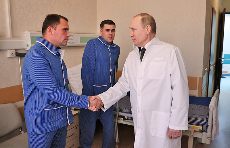 Владимир Путин навестил раненых участников спецоперации на Украине